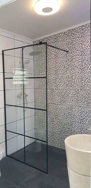 Baignoire, sèche-cheveux, serviettes fournies, savon