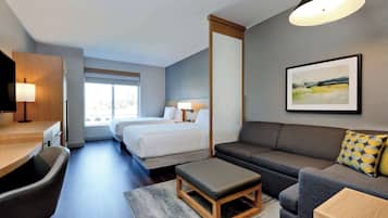 Peti besi dalam bilik, meja, langsir/tirai gelap terus