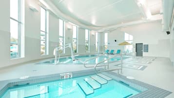 Inomhuspool och solstolar