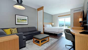 Een kluis op de kamer, een bureau, verduisterende gordijnen