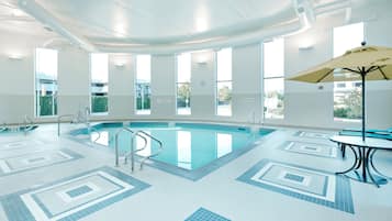 Piscina interna, espreguiçadeiras