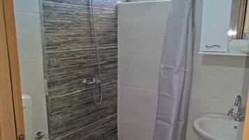 Căn hộ Deluxe, 1 phòng ngủ | Phòng tắm | Máy sấy tóc, dép đi trong nhà, khăn tắm, giấy vệ sinh