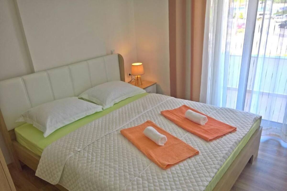 1 habitación y tabla de planchar con plancha