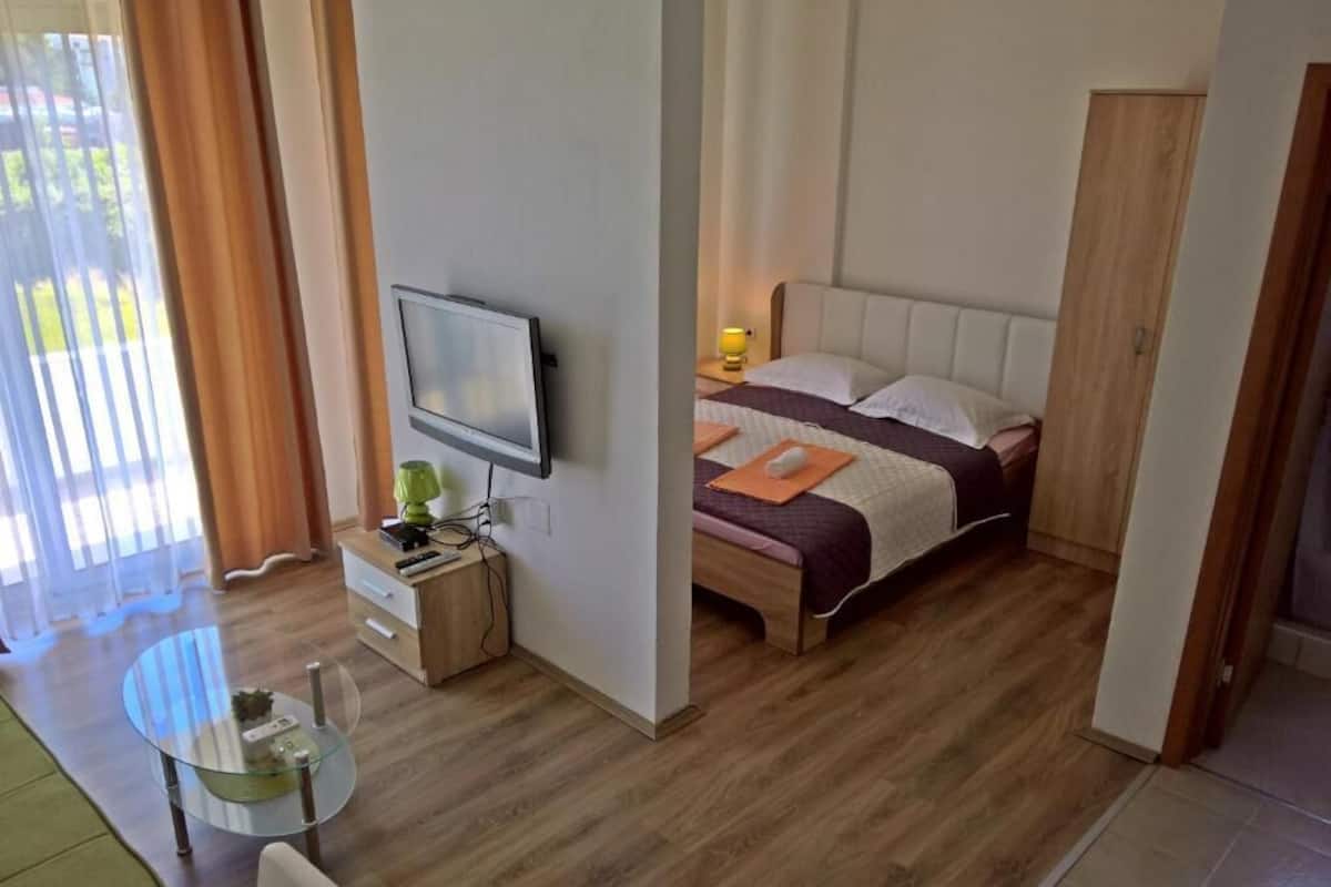 1 habitación y tabla de planchar con plancha