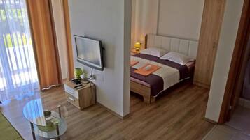 Studio | Bàn ủi/dụng cụ ủi quần áo, giường gấp/giường phụ (miễn phí)