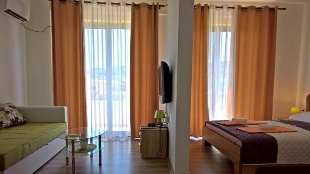 Imagen sin descripción, 1 de 16, botón