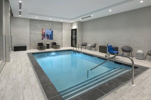 Una piscina cubierta