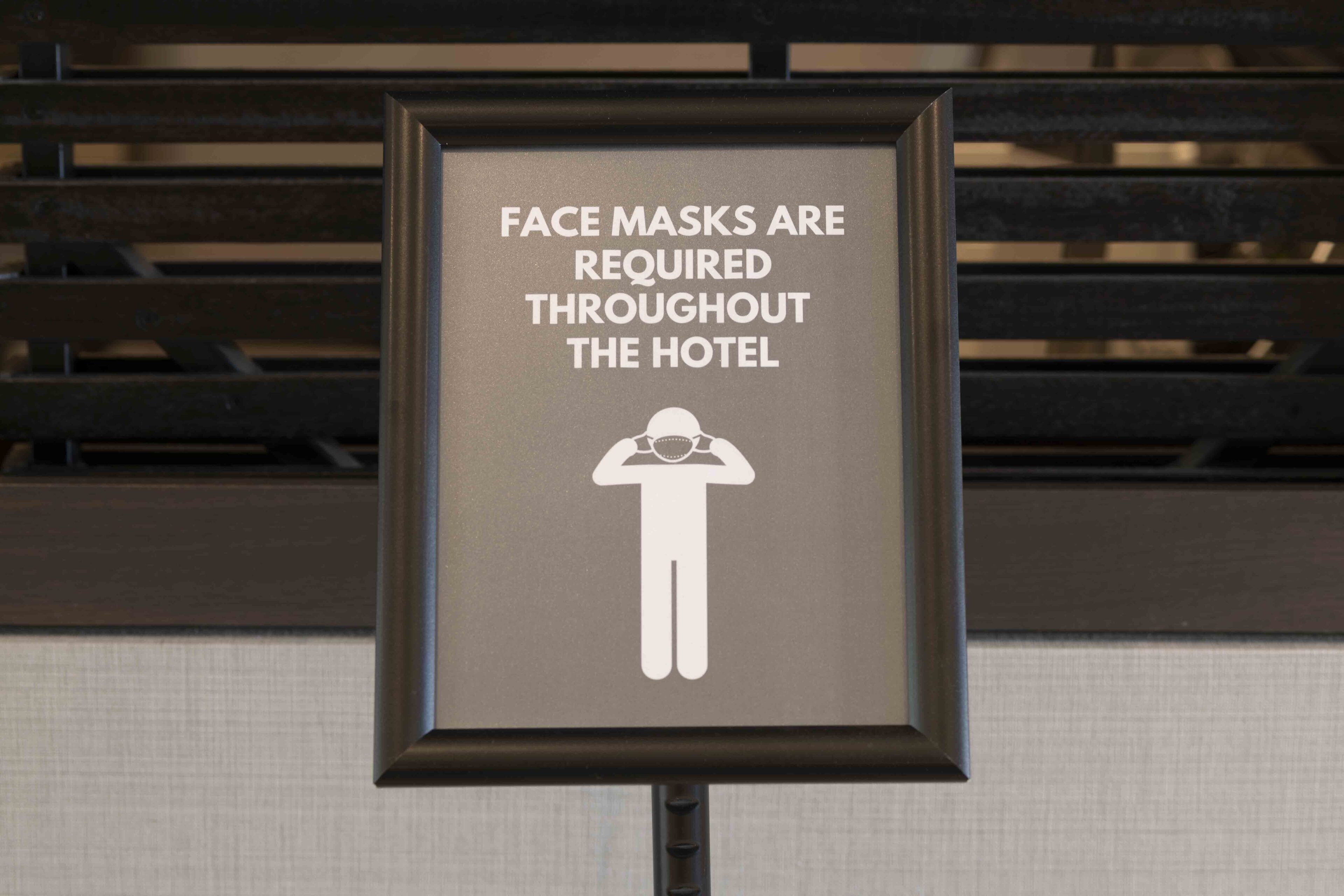 Un letrero indica que es obligatorio el uso de mascarillas en todo el hotel.
