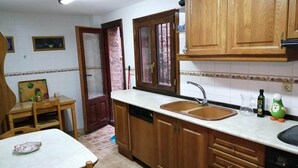 Wasserkocher mit Kaffee-/Teezubehör, Kühlschrank, Mikrowelle, Herdplatte