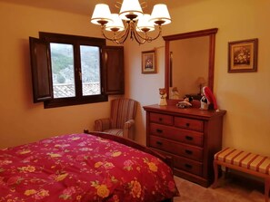 Escritorio, wifi gratis y ropa de cama 
