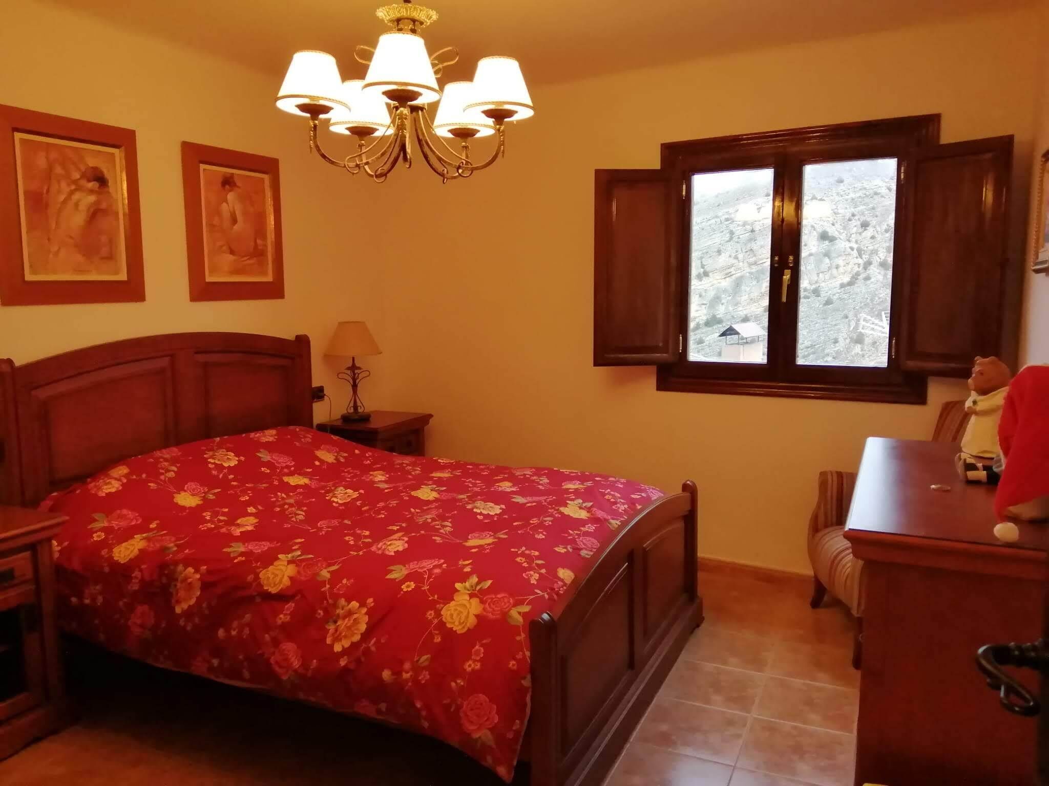Escritorio, wifi gratis y ropa de cama 