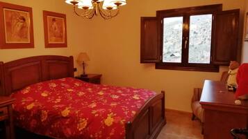 Escritorio, wifi gratis y ropa de cama