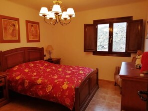 Escritorio, wifi gratis y ropa de cama 