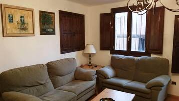 Een televisie en een open haard