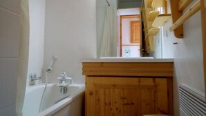 Bathroom - Méribel apartment perfect for skiers with balcony and parking (Méribel)