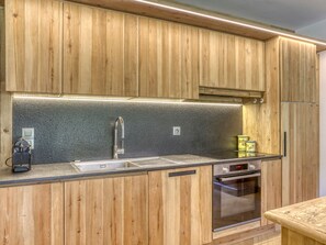 Kühlschrank, Mikrowelle, Ofen, Geschirrspüler