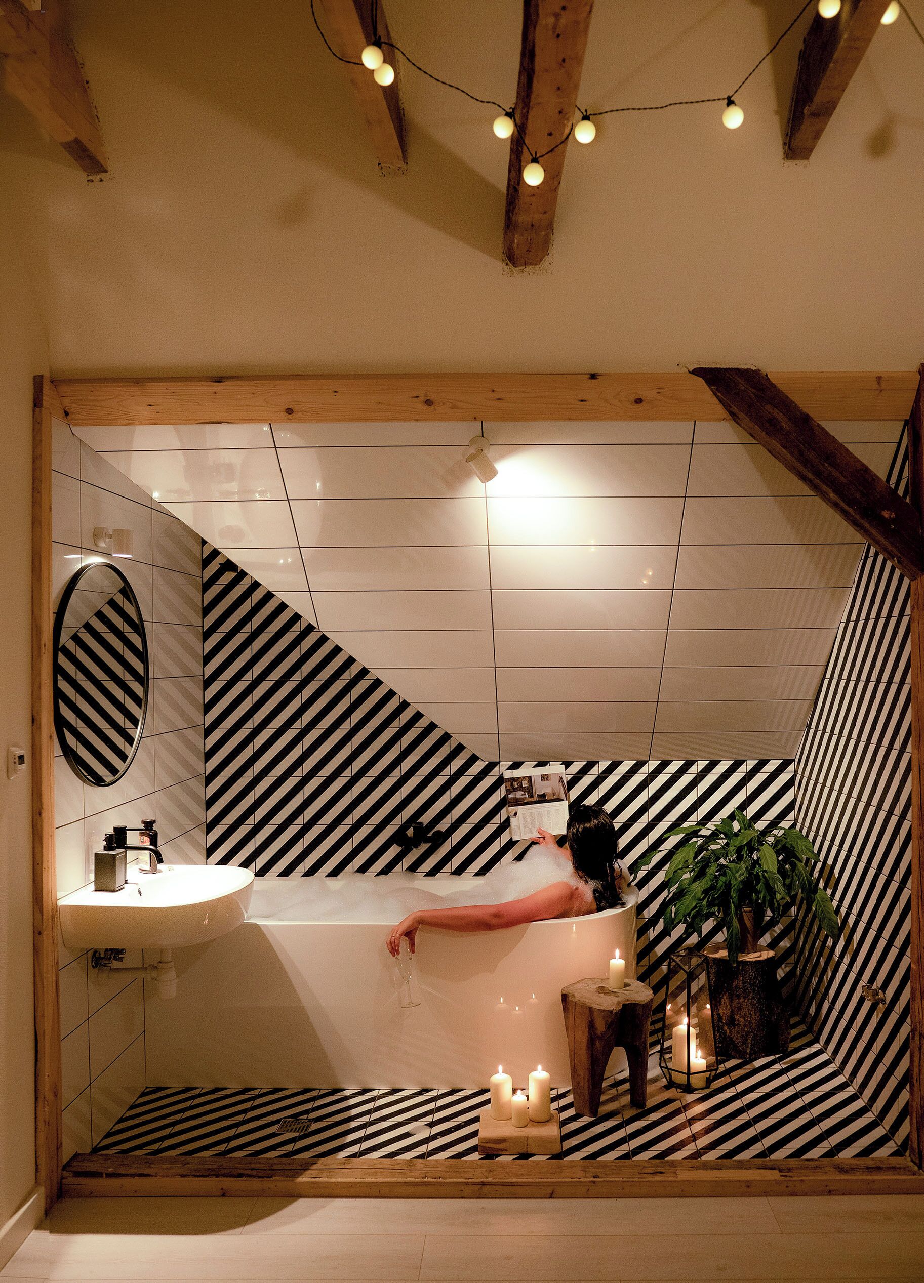 Basic Room | Bathroom | Hair dryer, towels, soap, shampoo