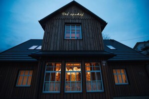 Basic-rum | Utsikt mot trädgården