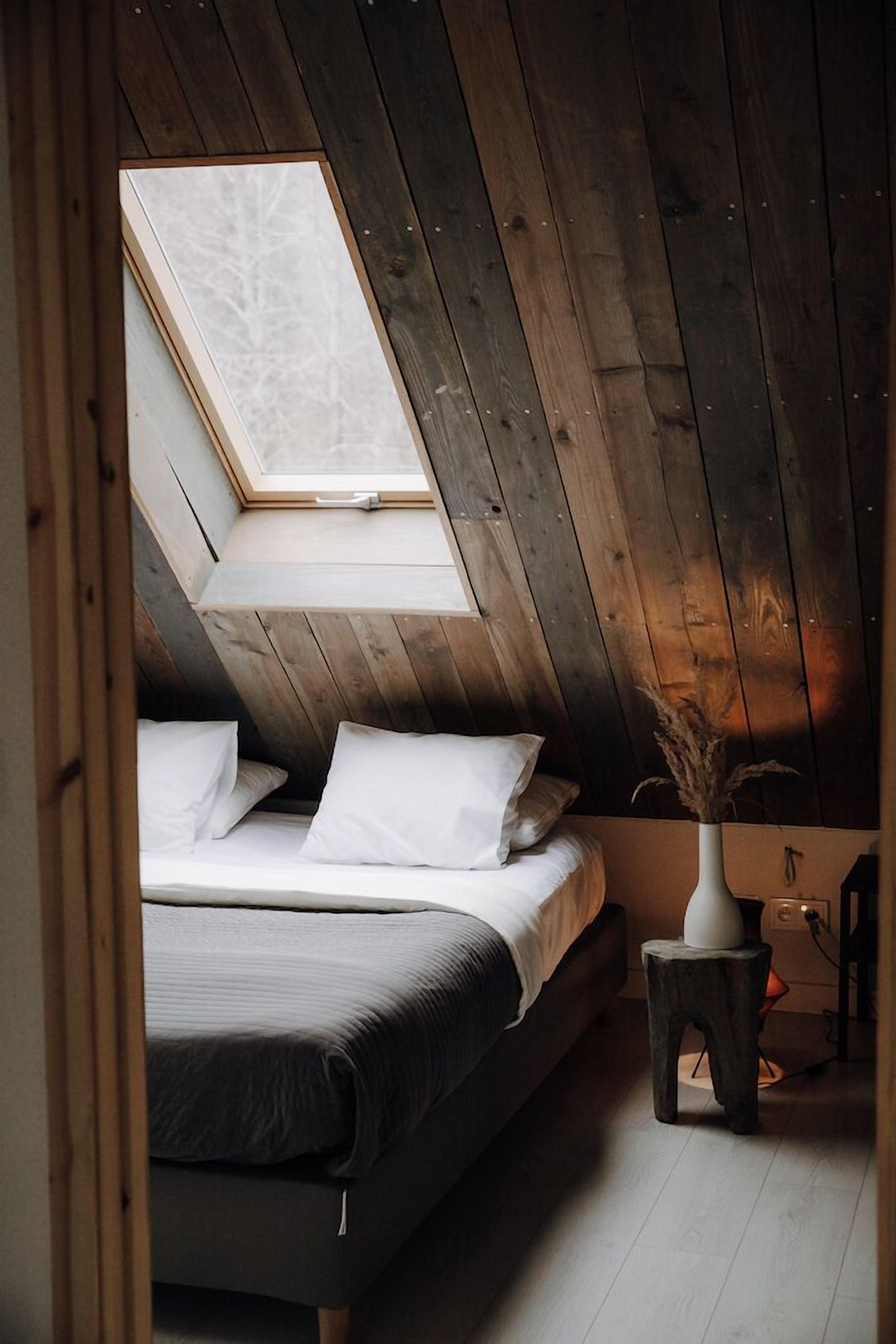 Deluxe Suite | Individually decorated, individually furnished, laptop workspace