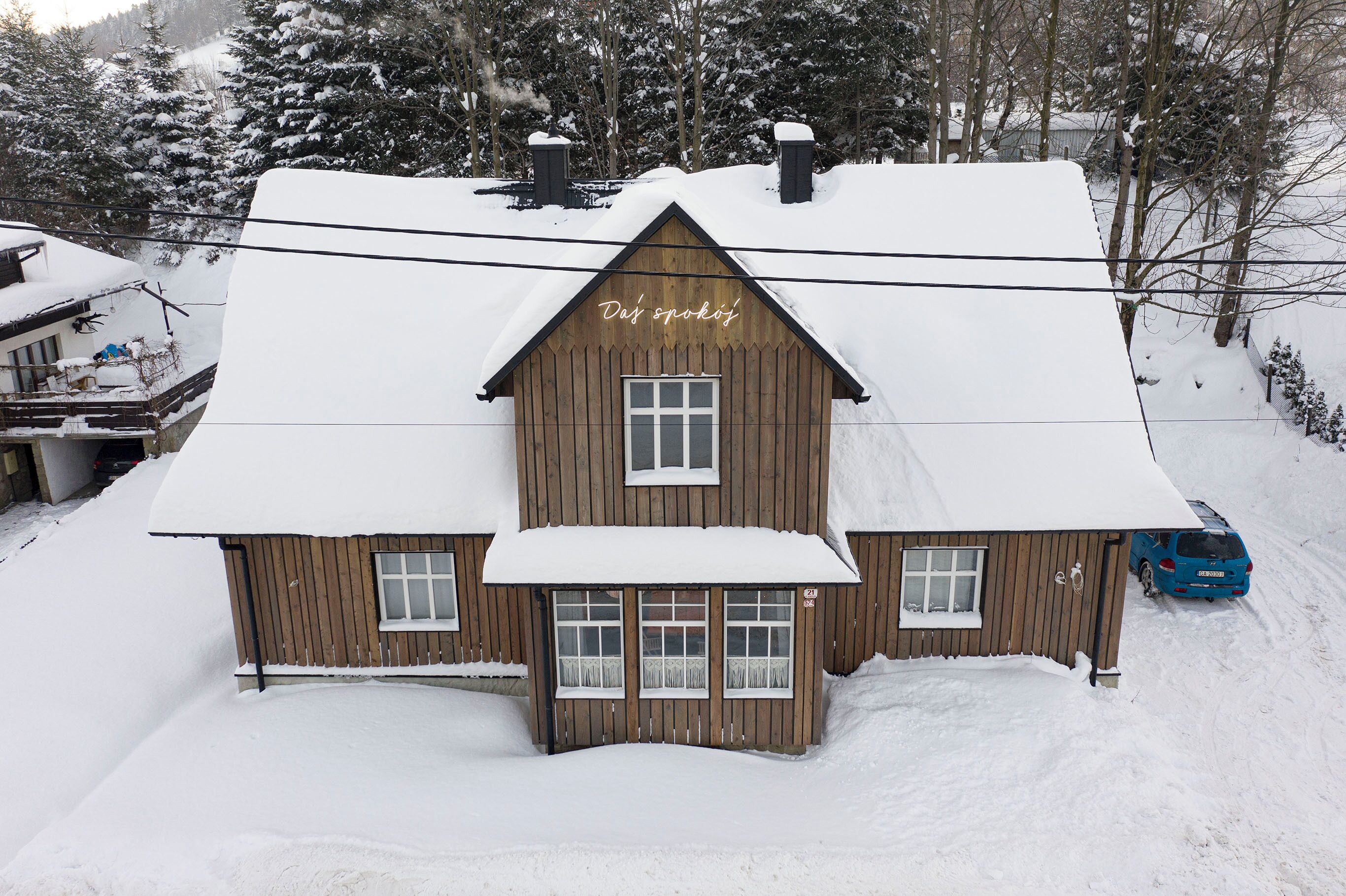 Una cabaña de madera con techo nevado y un letrero que dice 'Das spök'.