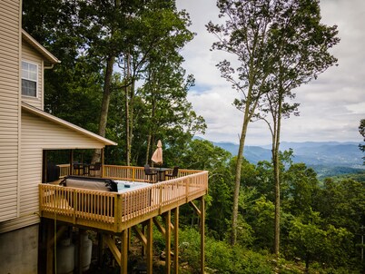 4000ft Elevation w Miles of Views from Angel Ridge with Hot Tub & Expansive Deck