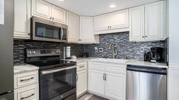 Apartamento, 1 habitación | Cocina privada | Frigorífico, microondas, horno y lavavajillas