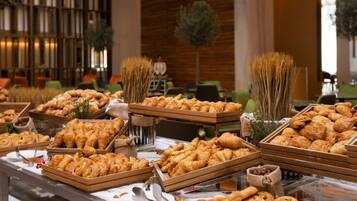 Petit déjeuner buffet servi tous les jours en supplément