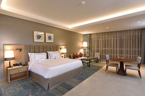 Premium bedding, minibar, in-room safe, desk - Grand Cosmopolitan Hotel (Dubai)