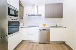 Fridge, microwave, oven, stovetop - Apartment Lychee - Golden Star Javea close to Arenal beach. (Xàbia)