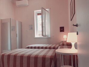 2 室のベッドルーム、アイロン / アイロン台、WiFi (無料)、ベッドシーツ