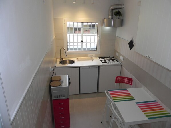 Fridge, microwave, stovetop, coffee/tea maker