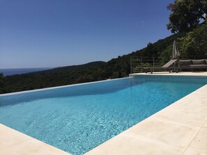 حمّام سباحة خارجي، حمّام سباحة لا متناهي