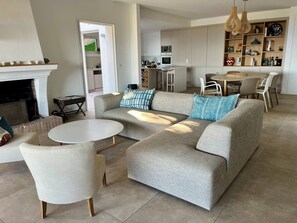 Televisión, chimenea, tenis de mesa y libros 