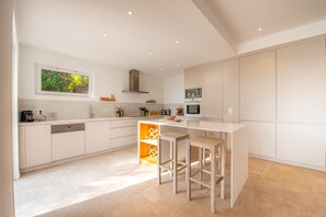 ثلاجة، ميكروويف، فرن، موقد طهي مسطح