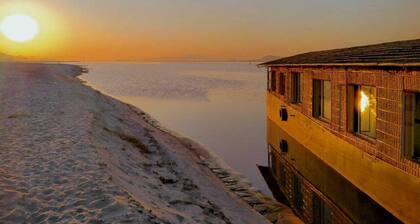 Estancia en casa flotante en el poderoso Brahmaputra