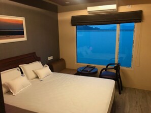 5 bedrooms, free WiFi - Houseboat Stay on the mighty Brahmaputra (Guwahati)