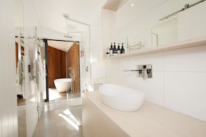 Baignoire, sĂšche-cheveux, savon, shampoing