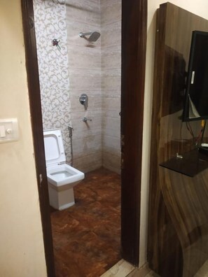 Chambre quadruple | Salle de bain | Douche, douche cascade, articles de toilette (gratuits)