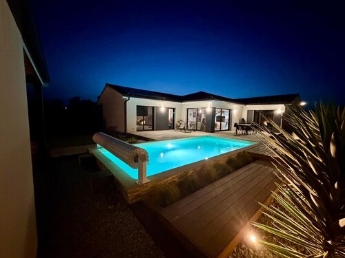 Comfortable villa with swimming pool, close to all amenities.