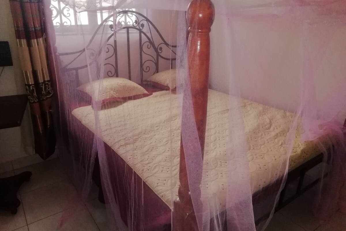 Quarto luxo, 1 cama Queen | Frigobar, escrivaninha, berços grátis, Wi-Fi de cortesia