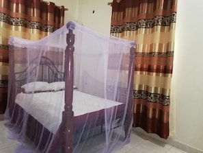 Quarto luxo, 1 cama King | Frigobar, escrivaninha, berços grátis, Wi-Fi de cortesia
