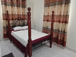 Quarto luxo, 1 cama King | Frigobar, escrivaninha, berços grátis, Wi-Fi de cortesia