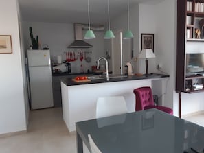 Réfrigérateur, micro-ondes, four, plaque de cuisson
