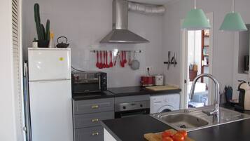 Een koelkast, een magnetron, een oven, een kookplaat