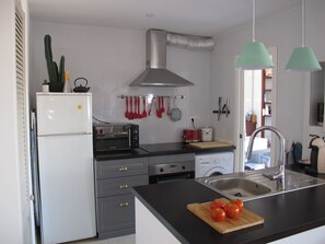 Réfrigérateur, micro-ondes, four, plaque de cuisson