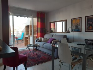 Een televisie en boeken