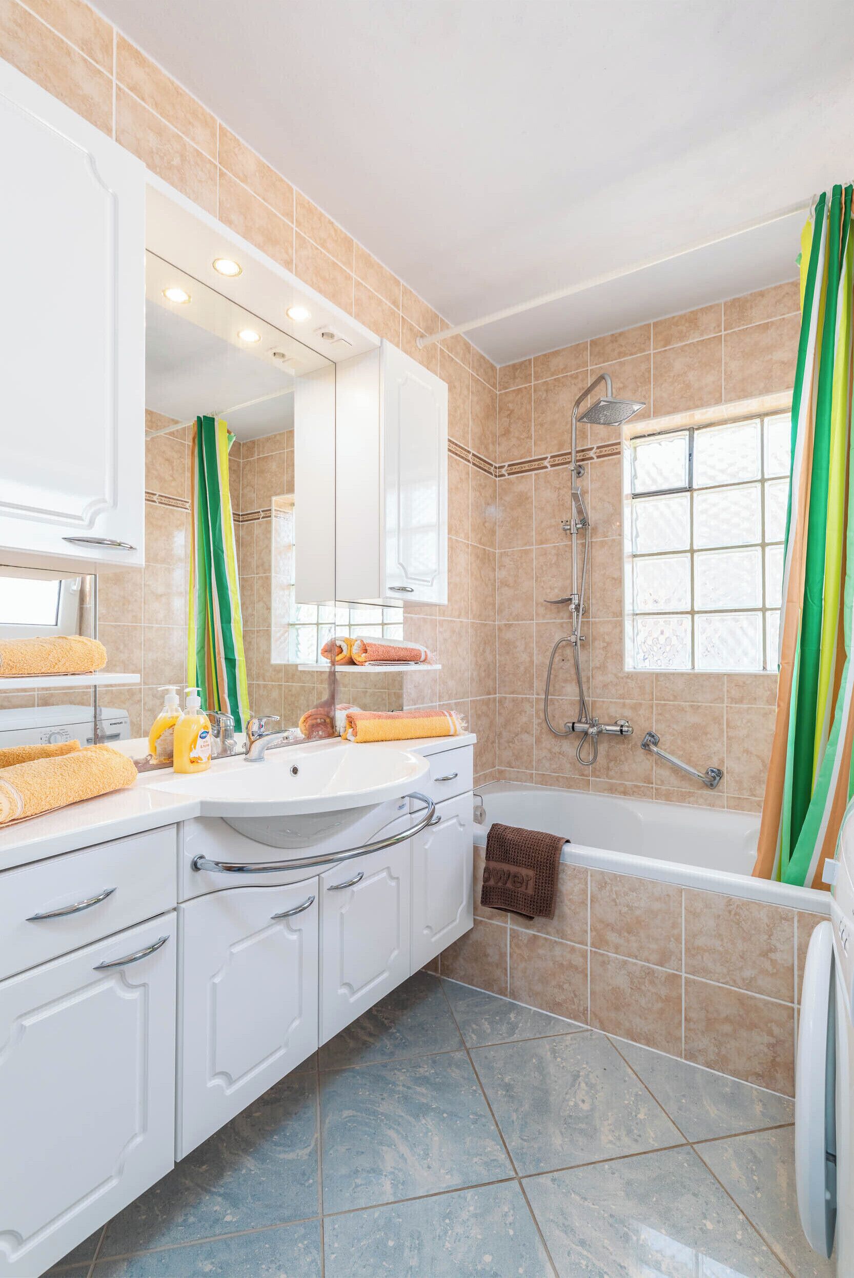 Badewanne, kostenlose Toilettenartikel, Haartrockner, Handtücher