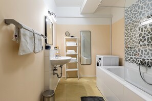 Baignoire, sèche-cheveux, serviettes fournies, savon