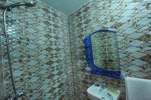 Dusche, Regendusche, kostenlose Toilettenartikel, Handtücher