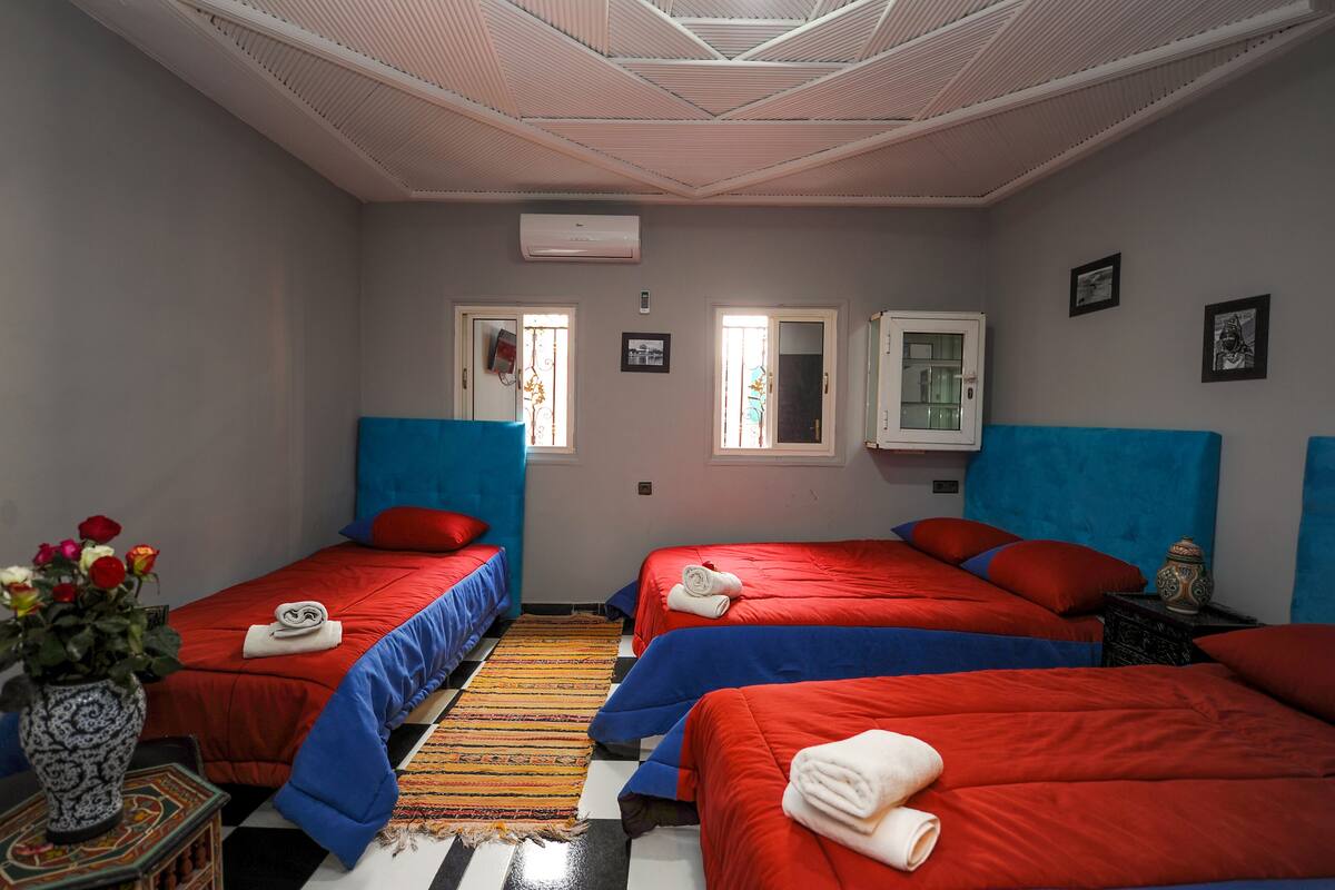 Espacio para trabajar con un portátil y cortinas opacas